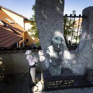 Hrob slavného rodáka z Křečovic, skladatele Josefa Suka.