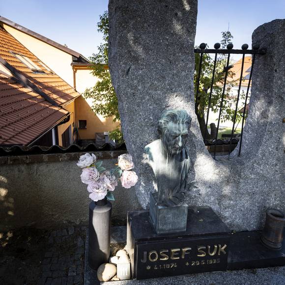 Hrob slavného rodáka z Křečovic, skladatele Josefa Suka.