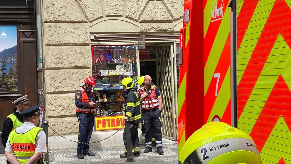 Celníci ve večerce na Andělu našli neznámou látku, ulice je uzavřená