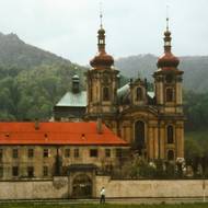 Hejnice klášter a poutní kostel před obnovou.