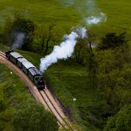 Československé parní lokomotivy patřily ve své době k technologickým špičkám. Ať už ty z dílen plzeňské Škodovky či ty z pražského ČKD. Jejich krásu si připomínají každoroční Dny páry v muzeu v Lužné u Rakovníka.