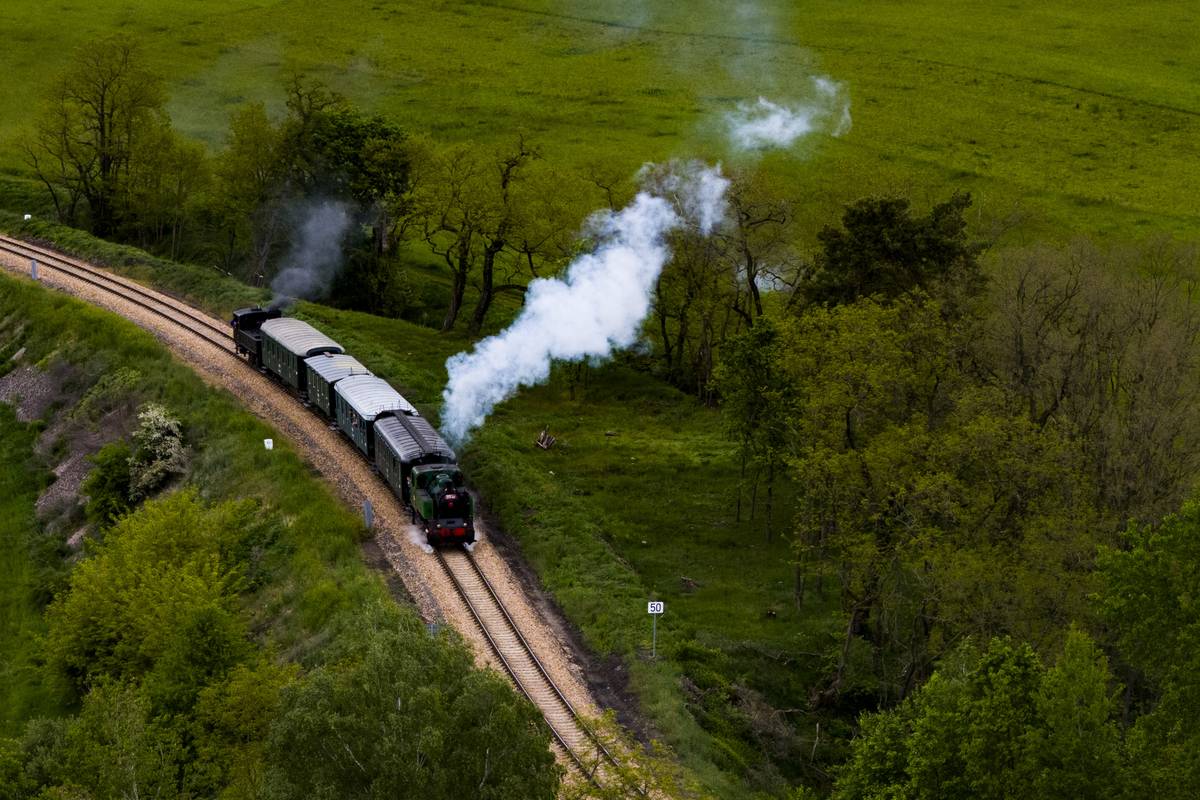 Československé parní lokomotivy patřily ve své době k technologickým špičkám. Ať už ty z dílen plzeňské Škodovky či ty z pražského ČKD. Jejich krásu si připomínají každoroční Dny páry v muzeu v Lužné u Rakovníka.