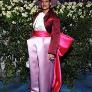 Americká herečka Tracee Ellis Ross v tónovaném růžovém obleku na zakázku od Marca Jacobse. 