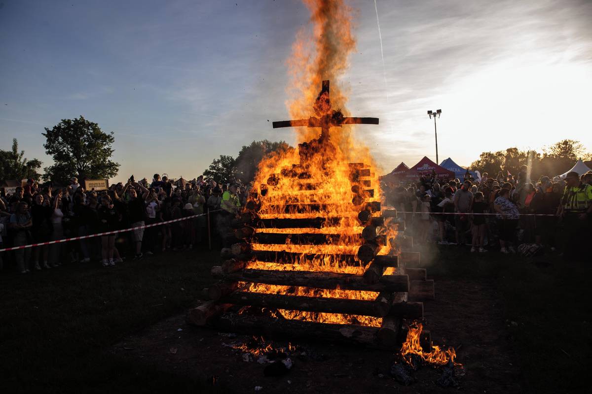 Pálení čarodějnic a Valpuržina noc jsou často ztotožňovány s gaelským svátkem Beltain či s židovským svátkem Lag ba-omer ve stejném období.