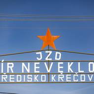 Brána JZD je stále na svém místě.