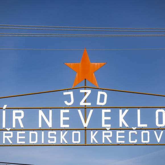 Brána JZD je stále na svém místě.