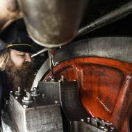 „Kdo maže, ten jede,“ říká mašinfíra během mazání kolového ústrojí. Nejlépe by se prý měly závity kontrolovat každých 50 km.