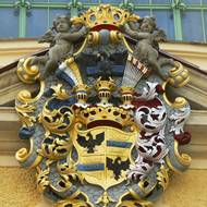 Obnovený erb Clamm-Gallasů na severním průčelí chrámu