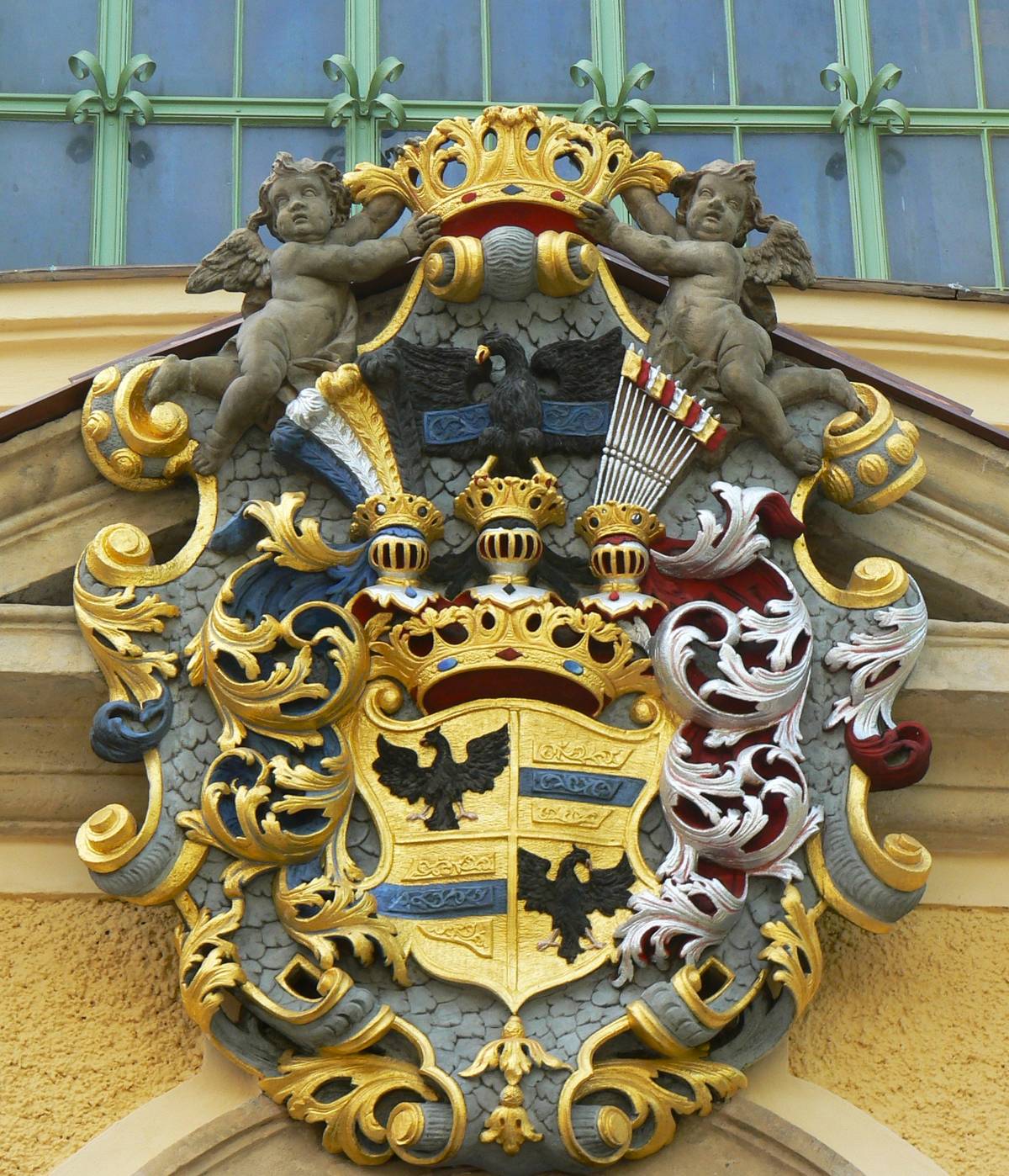 Obnovený erb Clamm-Gallasů na severním průčelí chrámu