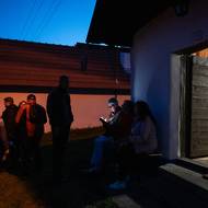 Zatímco v kulturním domě si králové předávají svou vládu, lidé se trousí k Vlčnovským búdám.