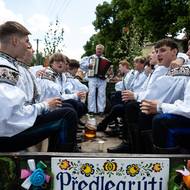 Na konci průvodu jedou na voze předlegrúti.