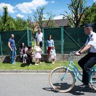 Jako předjezdec před průvodem jede člen hasičského sboru.