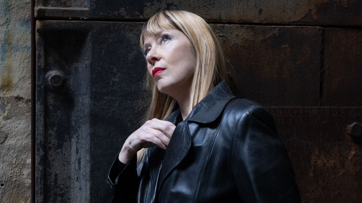 Suzanne Vega zpívá o krysách a převléká Dylana za ženu