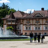 Dušan Jurkovič od roku 1902 vytvořil pro Luhačovice během pouhých tří let několik budov, kde se spojují motivy regionální karpatské lidové tvorby s dekorativními principy secese.