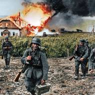 Pěšáci Wehrmachtu doplňují munici v boji proti sovětským jednotkám u Charkova,  rok 1942. Hitler a Stalin byli od roku 1939 spojenci, ale 22.června 1941 Německo na Sovětský svaz zaútočilo.