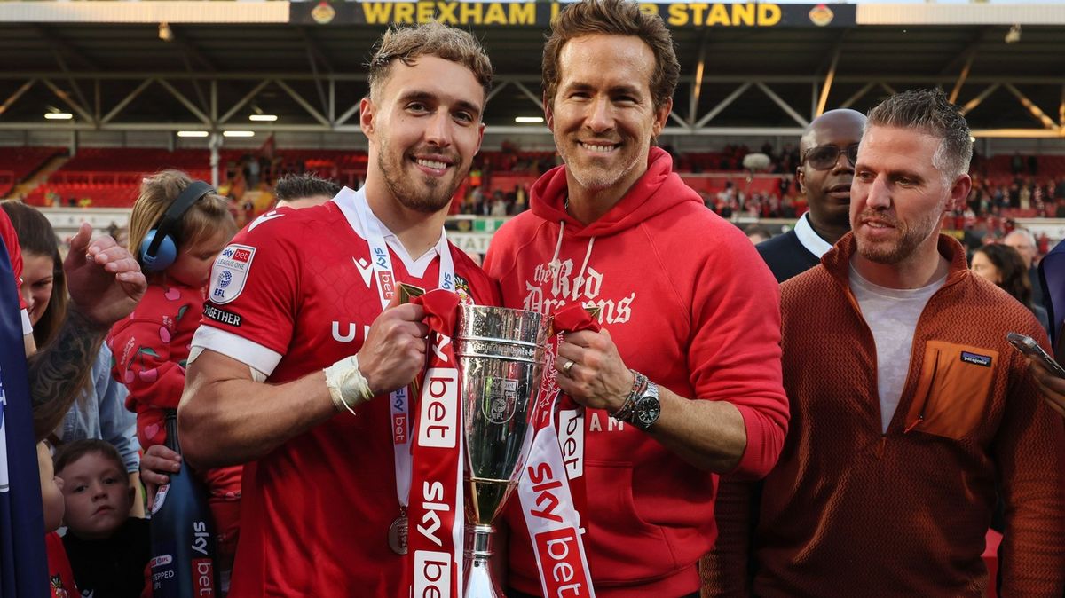 Tři postupy za tři roky. Filmové hvězdy táhnou Wrexham k výšinám