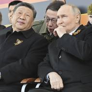 Putin seděl na tribuně vedle čínského prezidenta Si Ťin-pchinga, který je jeho klíčovým spojencem. Před zahájením přehlídky ruský prezident v Kremlu vítal zahraniční hosty, mezi nimiž je například také brazilský prezident Luiz Inácio Lula da Silva či srbská hlava státu Aleksandar Vučić.