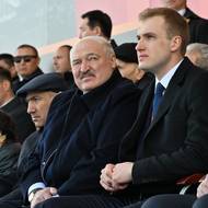 Na snímku běloruský prezident Alexandr Lukašenko se svým synem Nikolajem na tribuně na Rudém náměstí.
