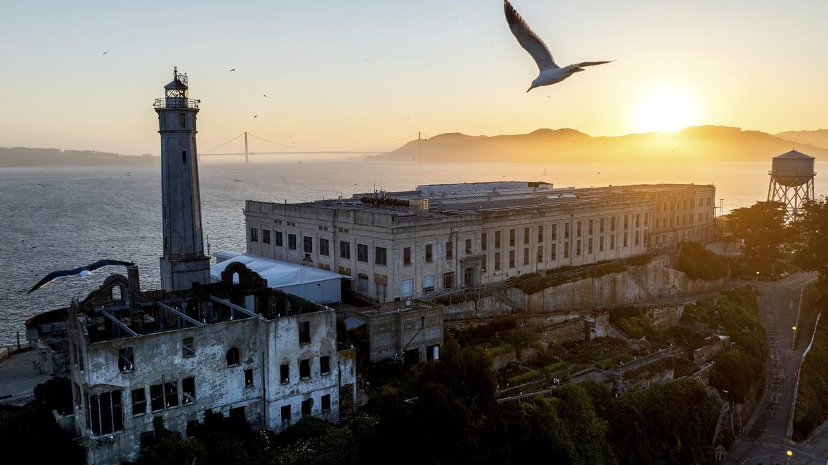 Fotky: Jak léta bez vězňů změnila Alcatraz. Trump chce káznici zase otevřít