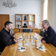 Za podporu Zelenskyj poděkoval i ve Strakově akademii. „Česko je s námi od začátku a pomáhá chránit životy našich lidí. Máme zájem rozšiřovat veškerou společnou činnost. Od české muniční iniciativy letos očekáváme ještě lepší výsledky než loni,“ řekl.