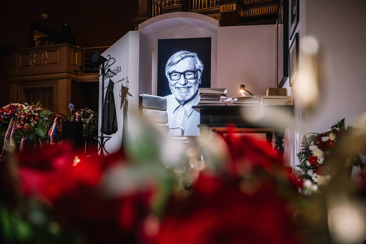 V pražském Rudolfinu začalo toto úterý dopoledne veřejné rozloučení s hercem a prezidentem karlovarského filmového festivalu Jiřím Bartoškou.