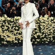 Zendaya si oblékla bílý zoot suit (pánský oblek s vysokým pasem, širokými nohavicemi a dlouhým kabátem se širokými klopami a širokými vycpanými rameny), který se nosil v harlemských tanečních sálech od poloviny 30. let 20. století. Tento je od Pharrella Williamse, kreativního ředitele pánské značky Louis Vuitton.