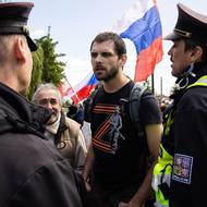 Muž se symbolem „Z“ se hned na začátku akce dostal do konfliktu s policisty.
