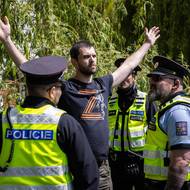 Písmeno „Z“ se stalo militaristickým symbolem ruské propagandy a ruští civilisté jej používají k vyjádření podpory invaze na Ukrajinu.