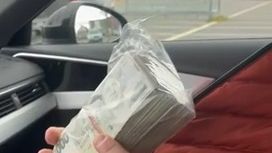 Video jako pojistka. Podnikatel natočil, jak nese milionové výpalné