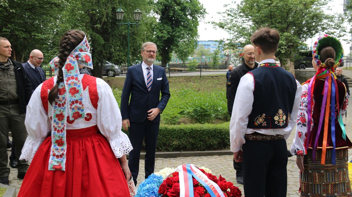 Fiala odcestoval na Ukrajinu. V Užhorodu se potkal s premiérem Šmyhalem
