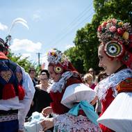 Na jejich věnce z barevných textilních
kvítek, perliček a zrcátek.