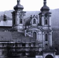Hejnice klášter a poutní kostel před obnovou.