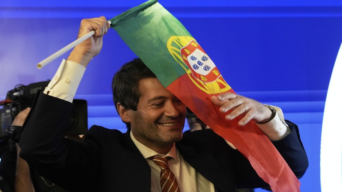 Komentoval fotbal, teď povede opozici. Krajní pravice v Portugalsku posílila