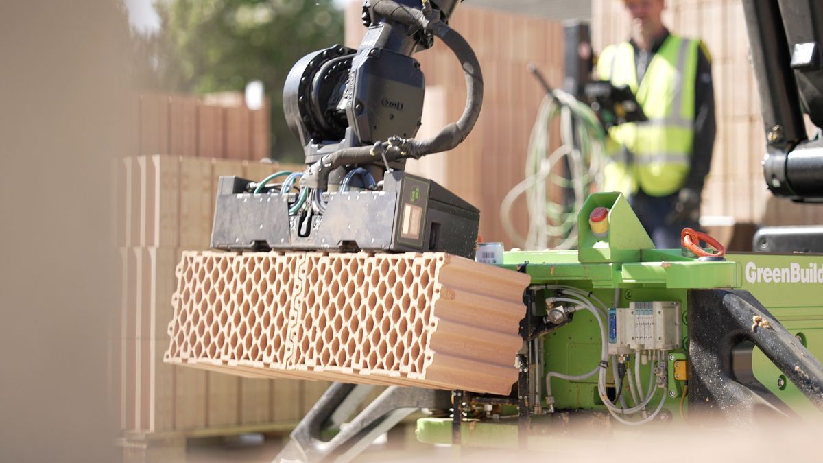 Český zdící robot staví ulici domů v Anglii. Brzy to za víkend zvládne i zde