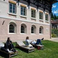 Sluneční lázně logicky vábí k chytání bronzu.