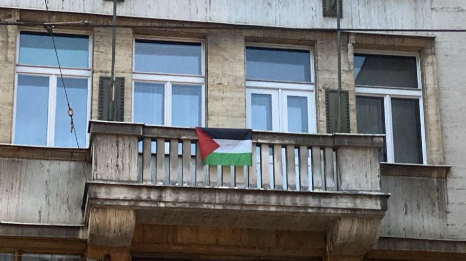 Aktivisté vyvěsili vlajku Palestiny na budovu Prahy 1, poslali falešnou zprávu