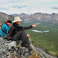 Packrafting slibuje kombinaci sjíždění vody i turistiky v horách na jedné cestě.
