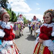 Za jezdci se před náměstím připojí krojovaný průvod.