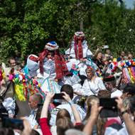 Král je doprovázen po stranách dvěma legrúty s tasenými šavlemi.