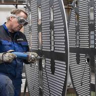 Vrtačky musí dělníci obsluhovat ručně.