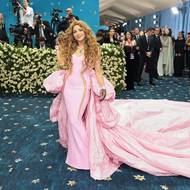 Shakira v šatech od návrháře Prabala Gurunga.