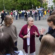 Účastnice připomínkové akce debatuje se studenty, kteří přišli s touto akcí vyjádřit nesouhlas.