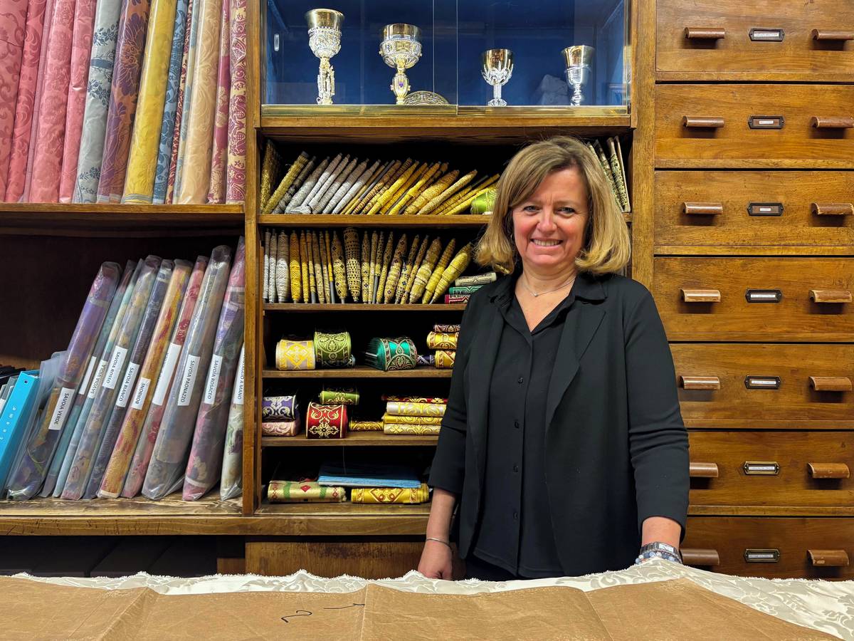 Alessia Gammarelli pracuje v rodinném krejčovství, kde přes dvě stě let šijí oděvy nejvyšším duchovním. 