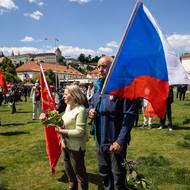 Kolemjdoucí turisté se divili, že vidí českou a sovětskou vlajku vedle sebe.