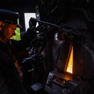 Strojvedoucí Kamil Pavlíček nás pozval do své „kuchyně“ na palubě lokomotivy Šlechtična. Při víkendových jízdách mu pomáhá skupina mladých kluků. Mezi nimi i Martin Běl, strojvedoucí v přípravě, který právě kontroluje pec. Lokomotiva se rozjíždí.