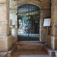 Kaple vytesaná ve skále.