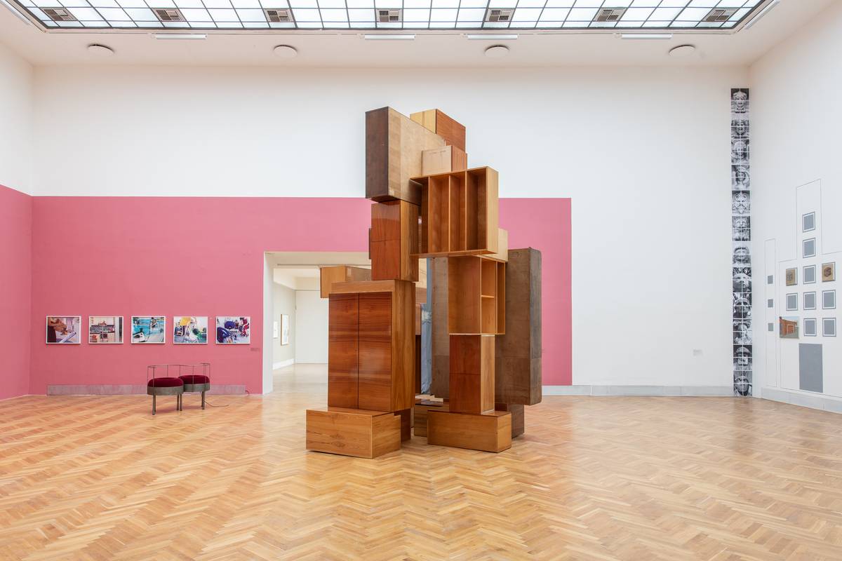 Na fotografii z výstavy Nejisté domovy, kterou lze v Domě umění města Brna vidět do 10. srpna, je prostorová socha od umělkyně Inken Reinert.