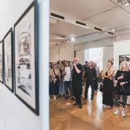 Jaromír 99 (uprostřed) provádí návštěvníky výstavou svých děl, která ve zlínském Kolektivním domě potrvá do 4. června.