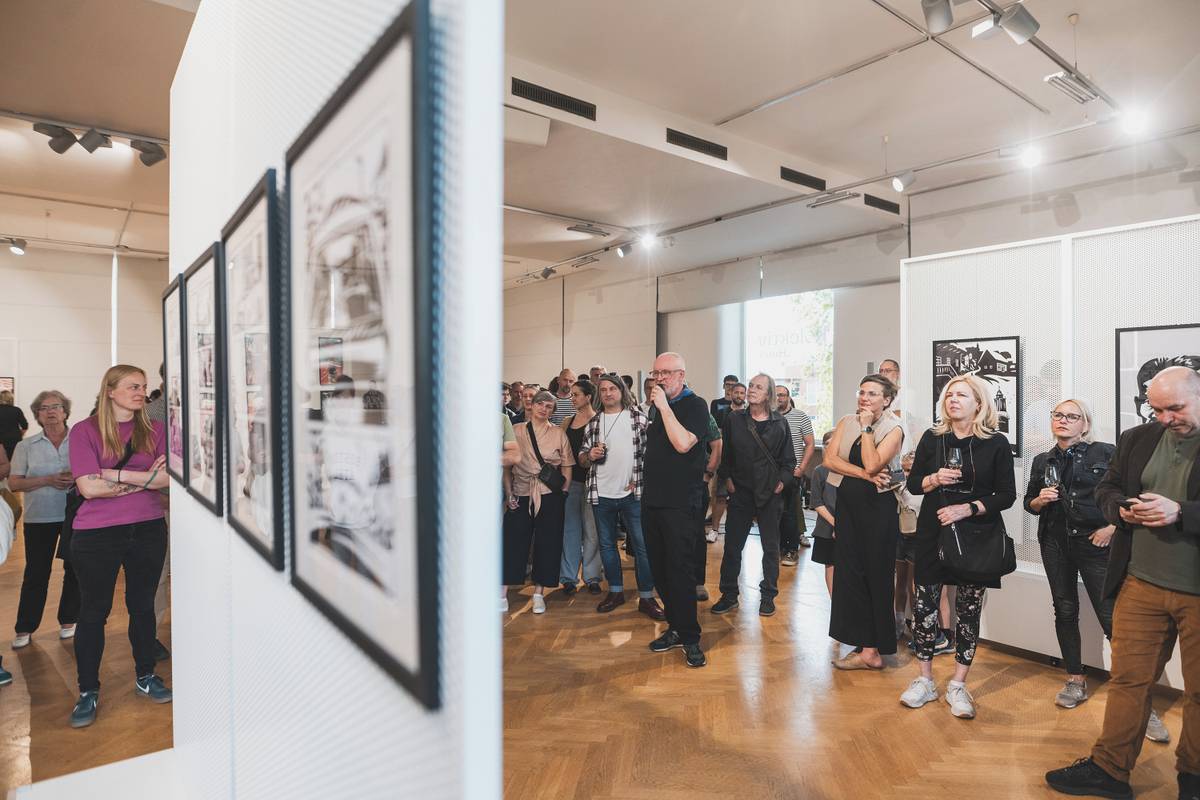 Jaromír 99 (uprostřed) provádí návštěvníky výstavou svých děl, která ve zlínském Kolektivním domě potrvá do 4. června.