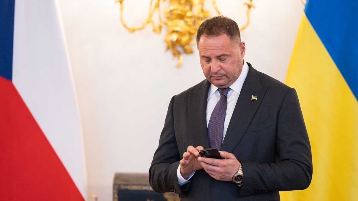 Odvolaný Jermak po domovní prohlídce protikorupčního komanda míří na frontu